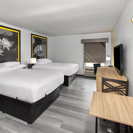 Super 8 By Wyndham Alexandria La Hotel Buitenkant foto
